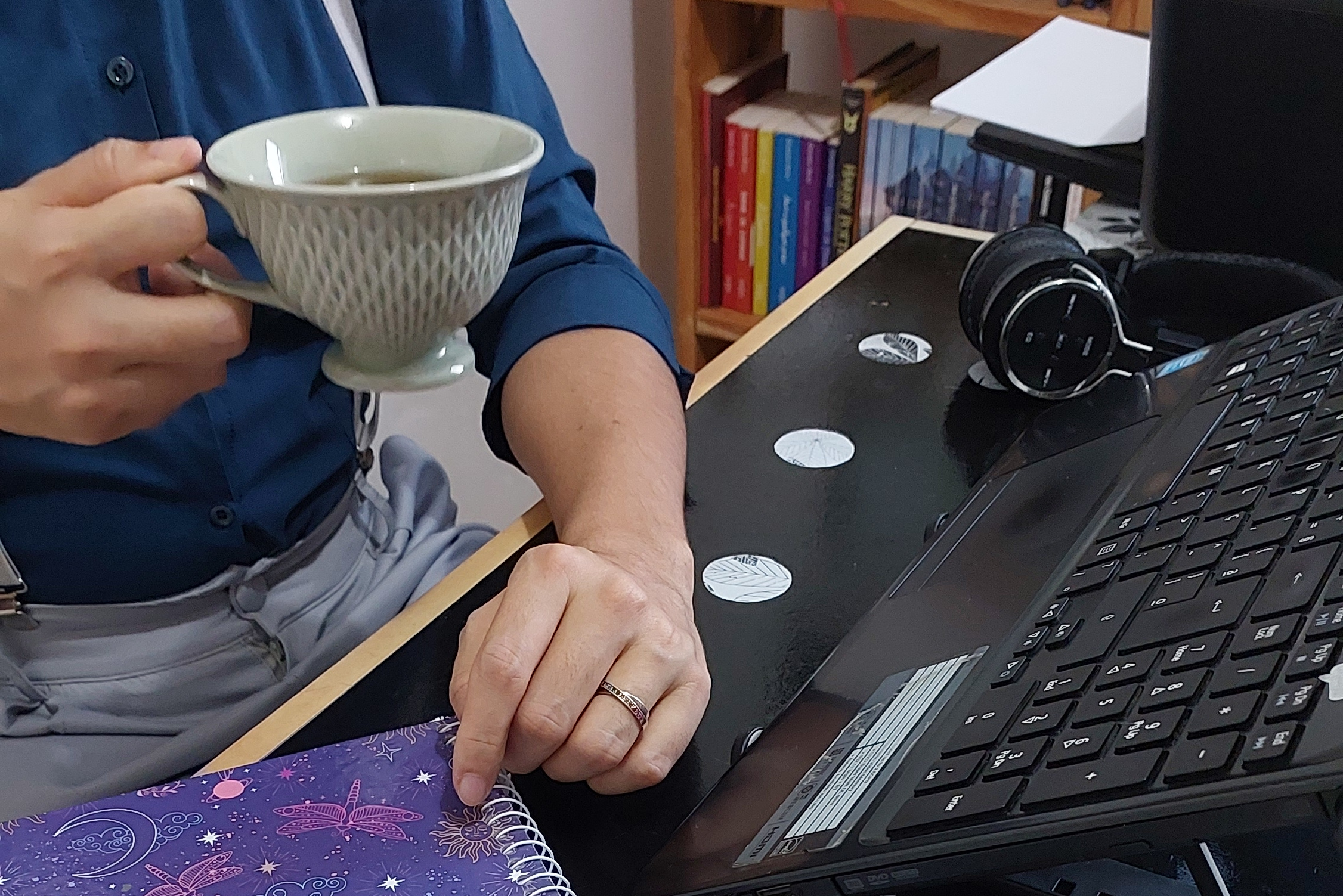 Mãos sendo seguradas