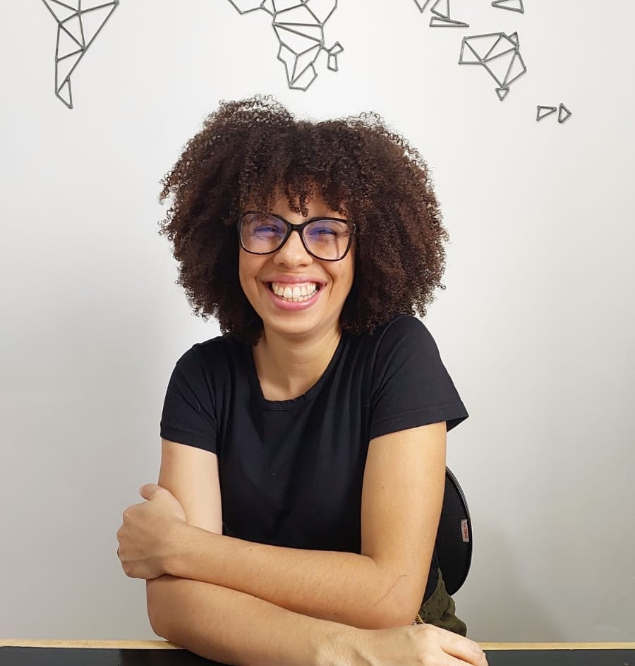 Mariana Faria sorrindo