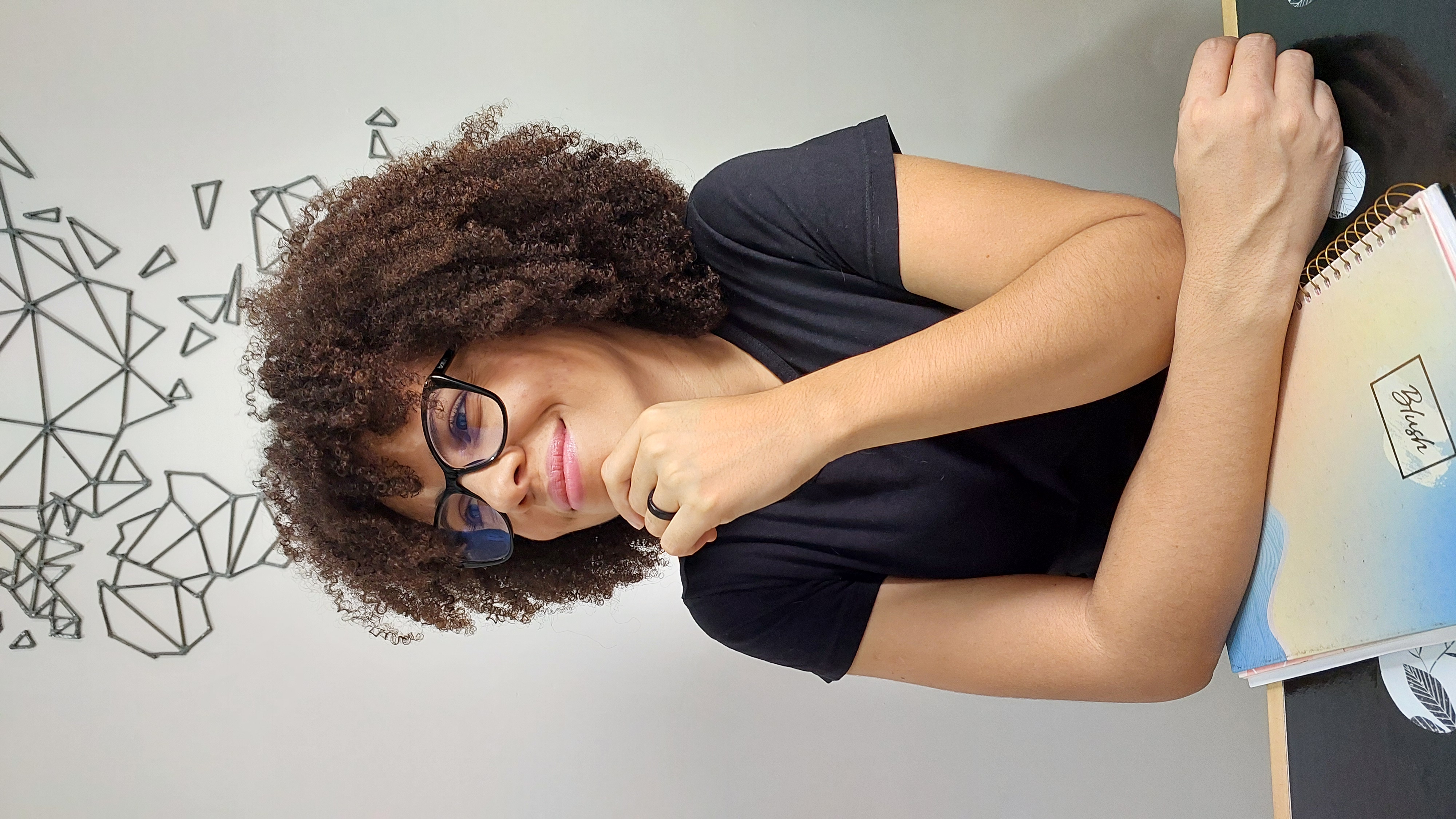 Mariana Faria pensativa